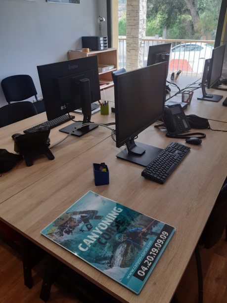 MISE EN PLACE DES NOUVEAUX ORDINATEURS DES BUREAUX DE CANYON CORSE - AJACCIO