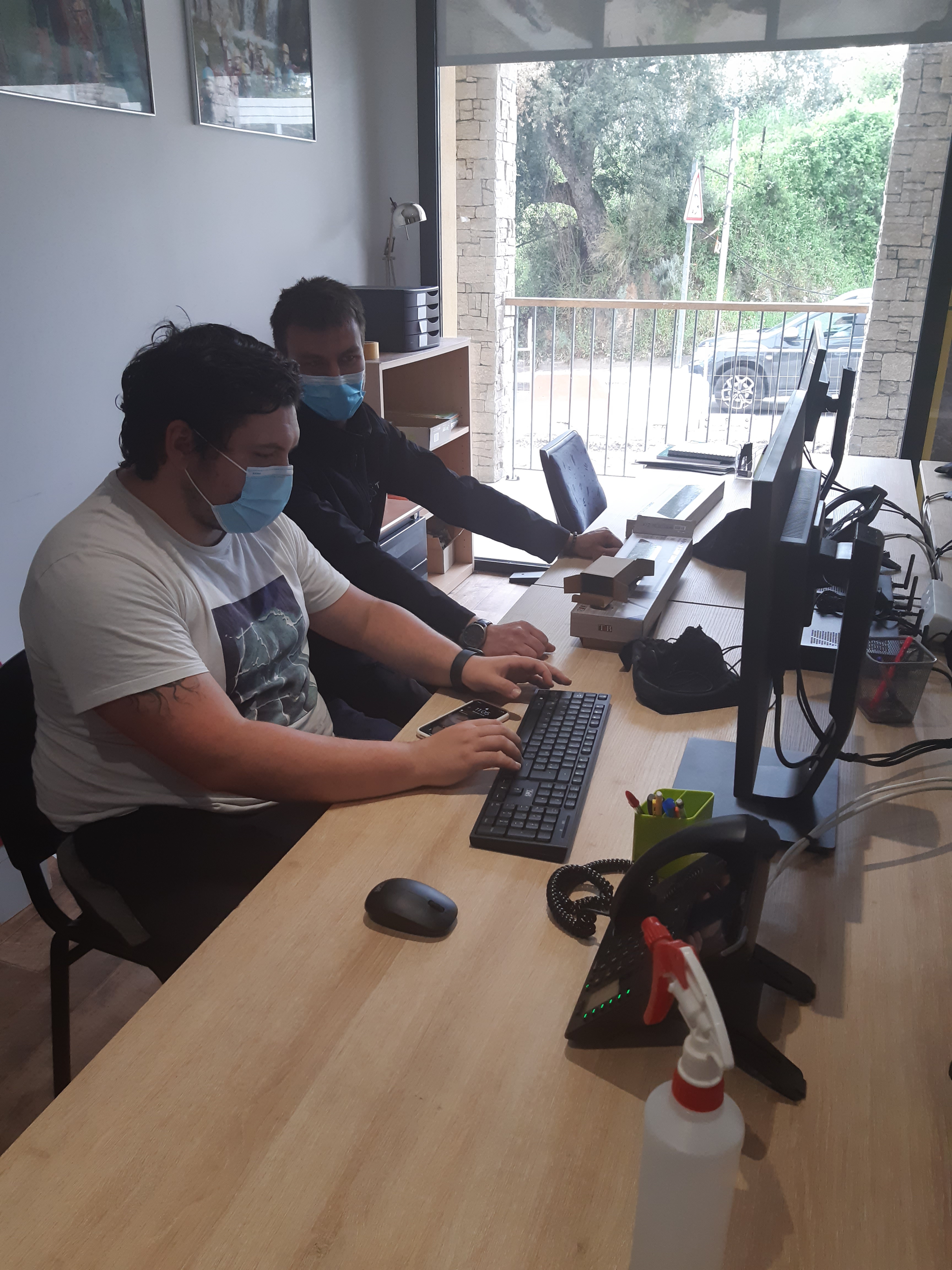 MISE EN PLACE DES NOUVEAUX ORDINATEURS DES BUREAUX DE CANYON CORSE - AJACCIO