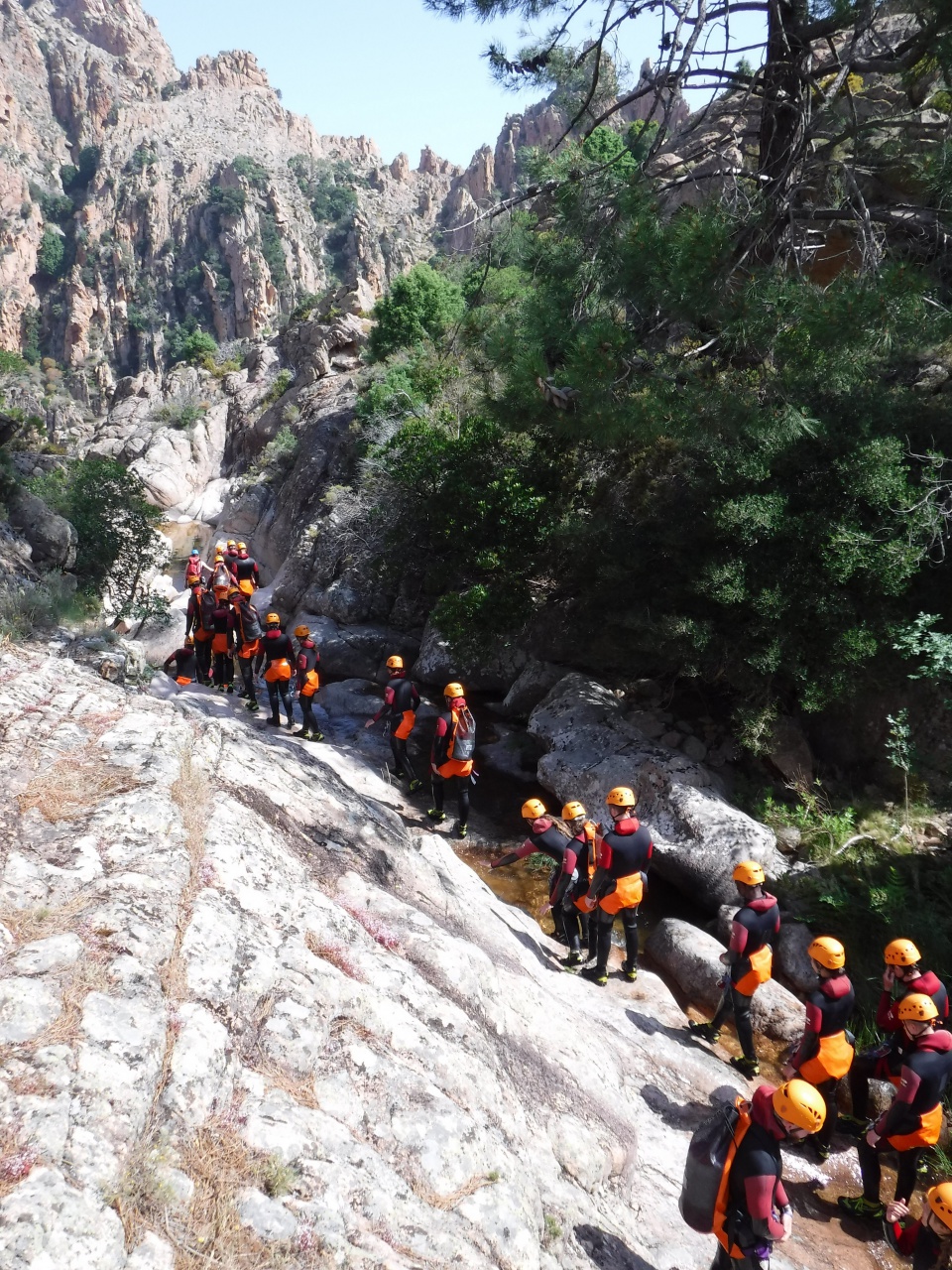 Groupe en marche canyoning du Dardu